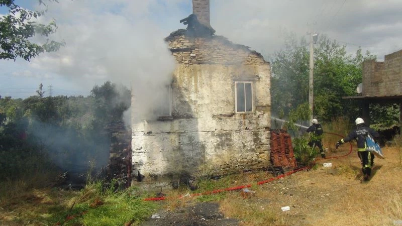 Evini yaktı, mahalleliye “siz söndürün” deyip gitti

