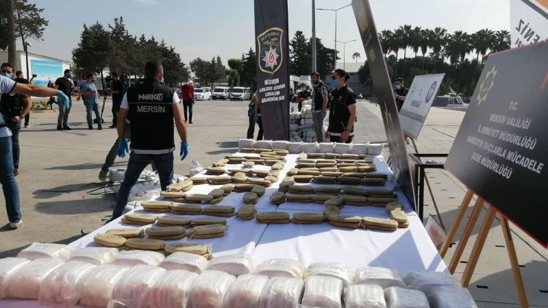 Akdeniz’de ele geçirilen 1,5 ton uyuşturucu Mersin’de sergilendi
