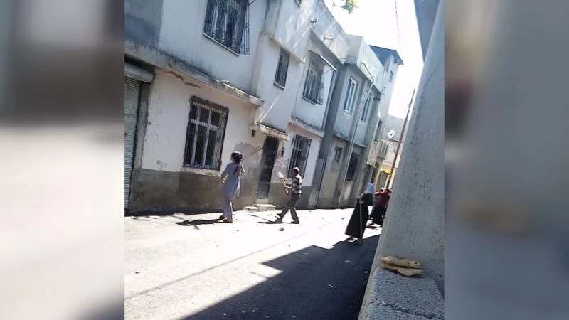 Kayıp babalarını öldürdüğünü düşündükleri ailenin evini böyle bastılar
