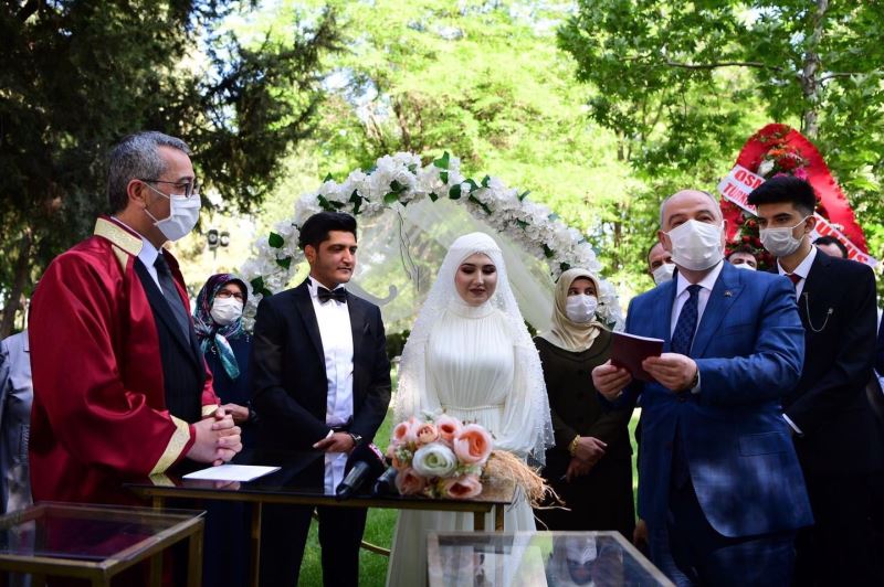 Şehit kızı babasının mezarını ziyaret etti ardından nikah salonuna gitti
