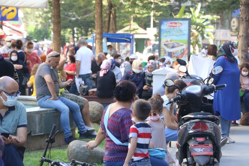 (Özel) Lokantalar kapalı olunca cami bahçeleri açık hava lokantasına döndü
