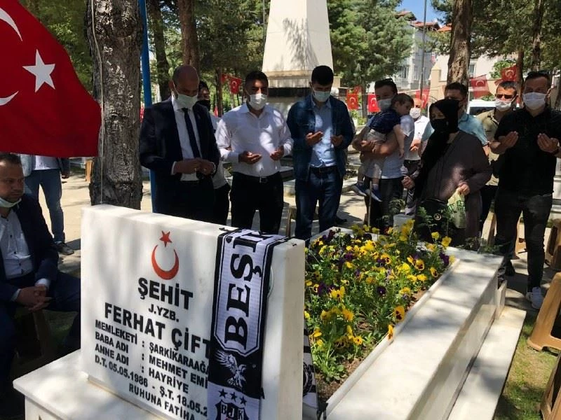 Omuz omuza görev yaptıkları Şehit Yüzbaşı Ferhat Çiftçi’yi kabri başında andılar
