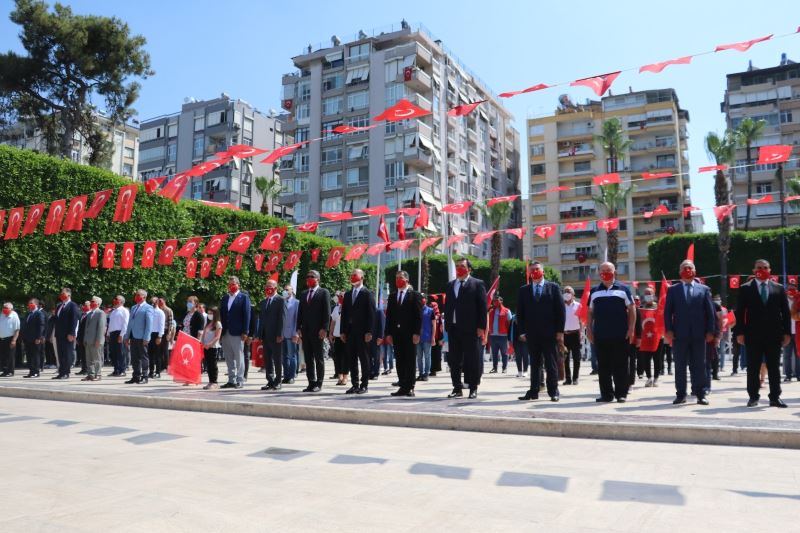 Adana’da sosyal mesafeli ve maskeli 19 Mayıs kutlaması
