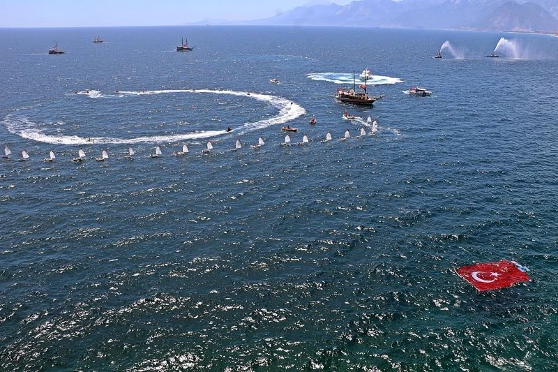 Denize ve falezlere dev Türk bayrakları  açıldı, denizde de kortej düzenlendi
