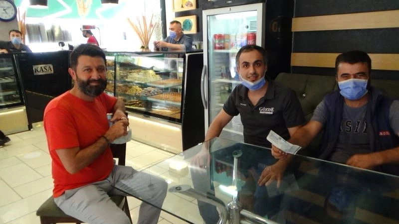 Kaldırımda bulduğu 60 bin TL’lik çeki sahibine teslim etti
