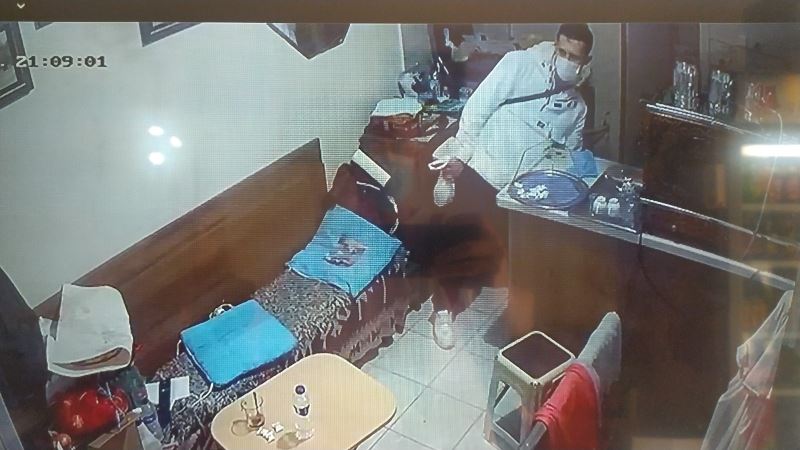 Bursa’da kadın esnafın dükkanına giren hırsız çantayı çalıp kayıplara karıştı

