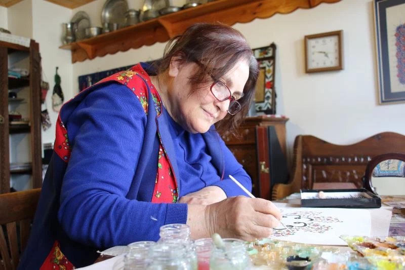 70 yaşındaki emekli öğretmen sergi gelirleriyle Afrika’da 7 su kuyusu açtırdı
