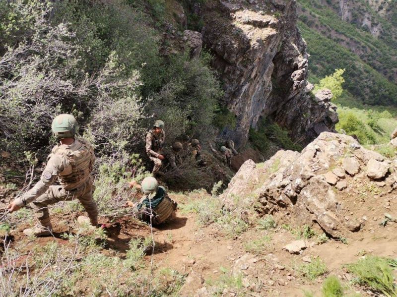 MSB, Mehmetçiğin zorlu arazi şartlarındaki operasyonundan fotoğraflar paylaştı
