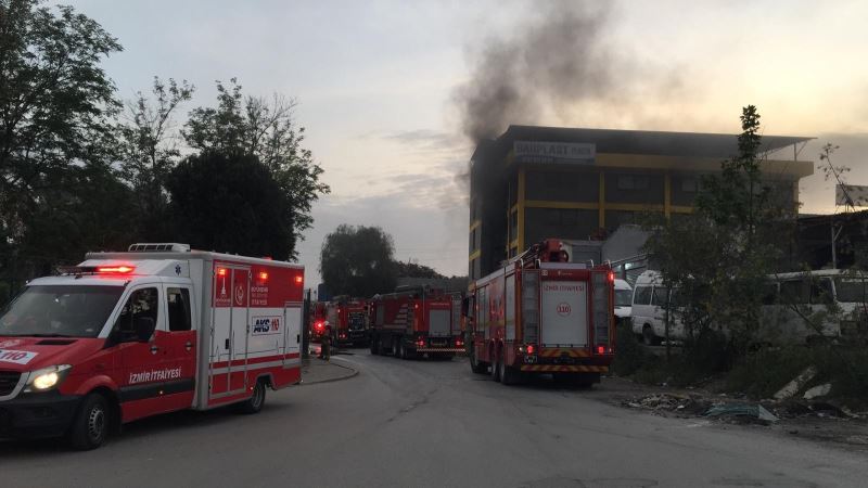 İzmir’de plastik fabrikasında çıkan yangın hasara neden oldu

