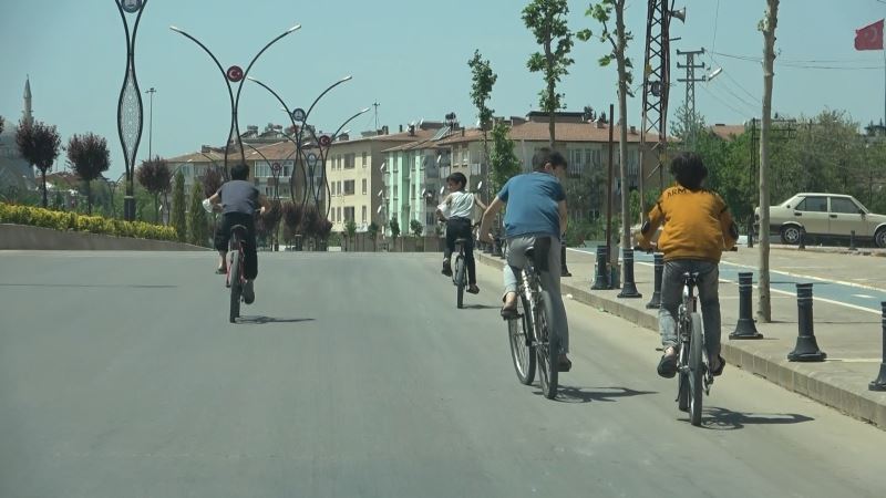 Gaziantep’te boş caddeler bisikletli çocuklara kaldı
