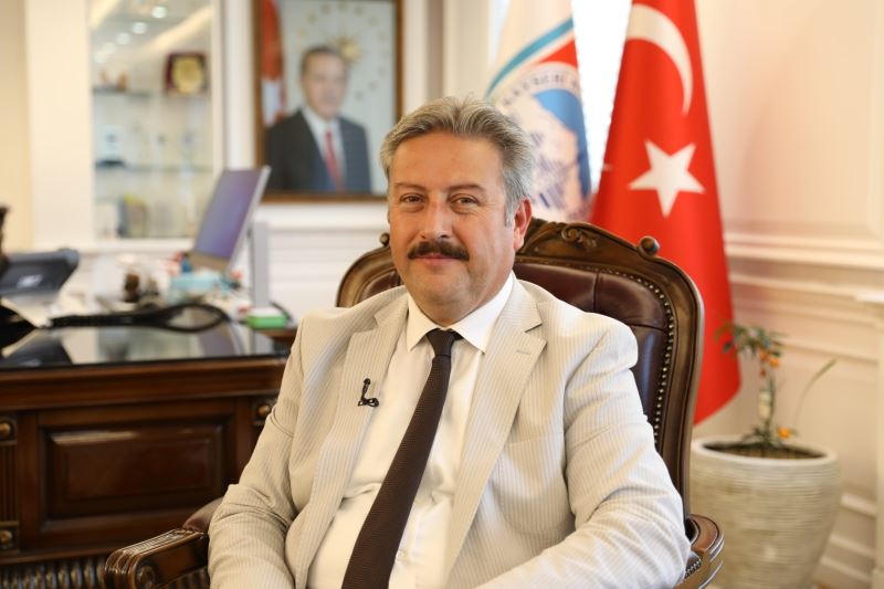 Başkan Palancıoğlu yüzme sporcusu Yade Sezen’i tebrik etti
