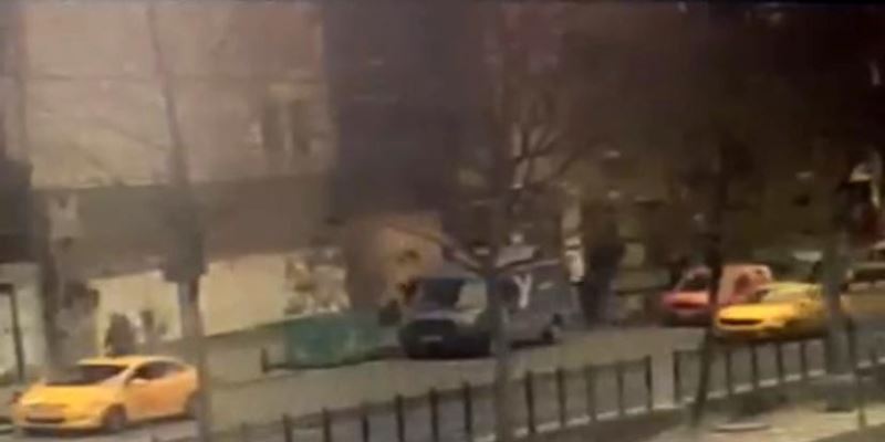 (Özel) İstanbul’da silahlı çatışma anları kamerada: Çocuğunu bırakıp böyle kaçtı
