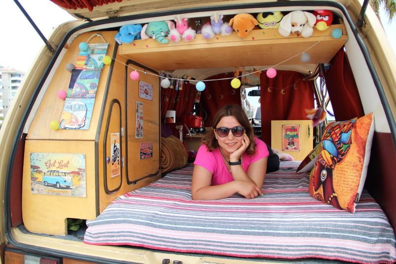 Genç hemşire klasik otomobil ile karavan hayalini birleştirdi, evi karavanı oldu
