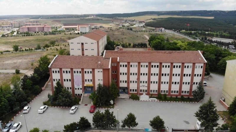 Eskişehir Fatih Fen Lisesi öğrencilerinden ’Fark Edilmeyen Tehlike: Moda Endüstrisi’ konulu makale
