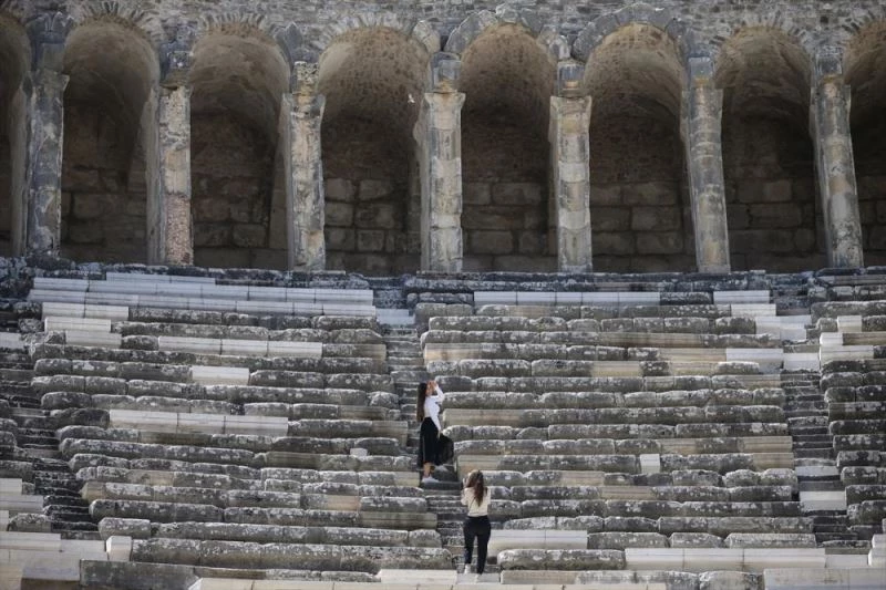Ünlülerin de hayran kaldığı Aspendos ziyaretçilerini cezbediyor
