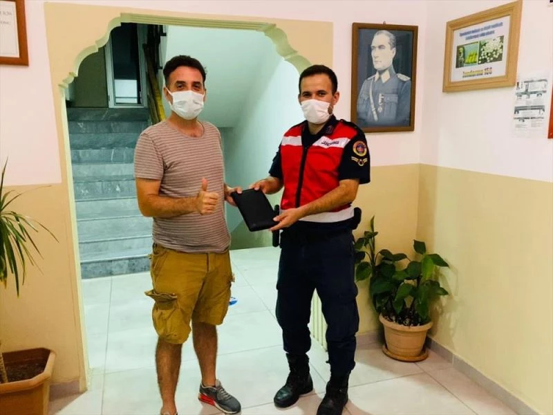 Jandarma ekipleri araçtan düşen çantayı sahibini bularak teslim etti