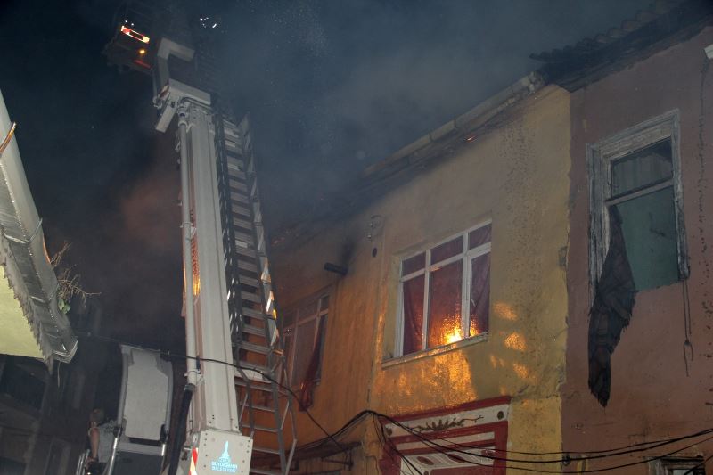 İzmir’de fırın bacasından çıkan yangında 3 bina hasar gördü
