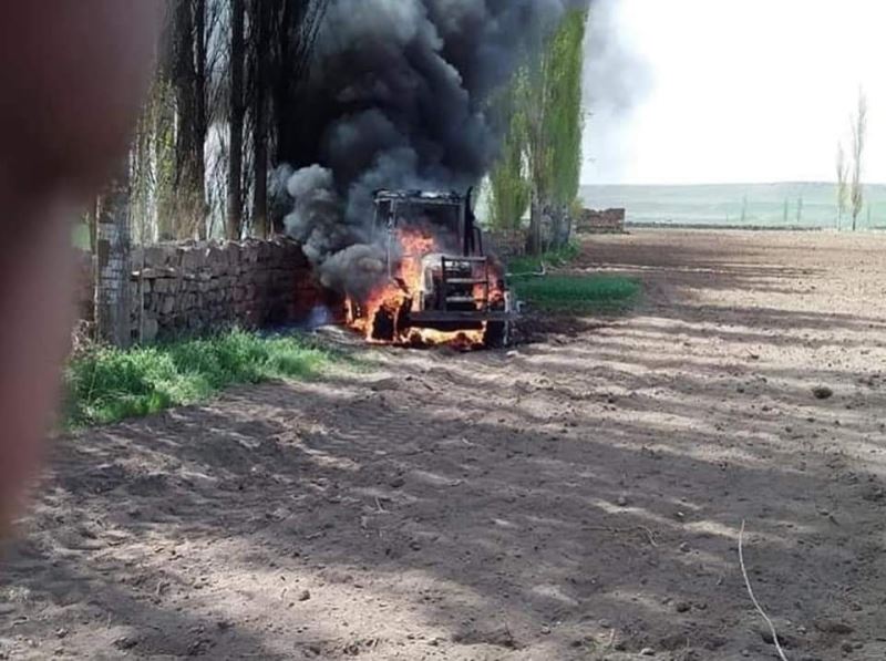 Alev alev yanan traktör kullanılamaz hale geldi
