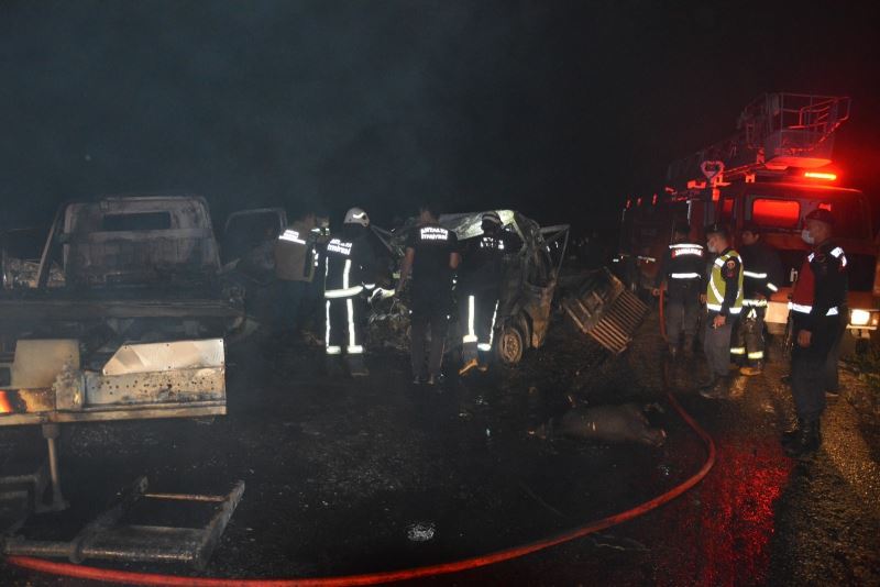 Antalya’da feci kaza: 2 kişi araç içinde yanarak öldü
