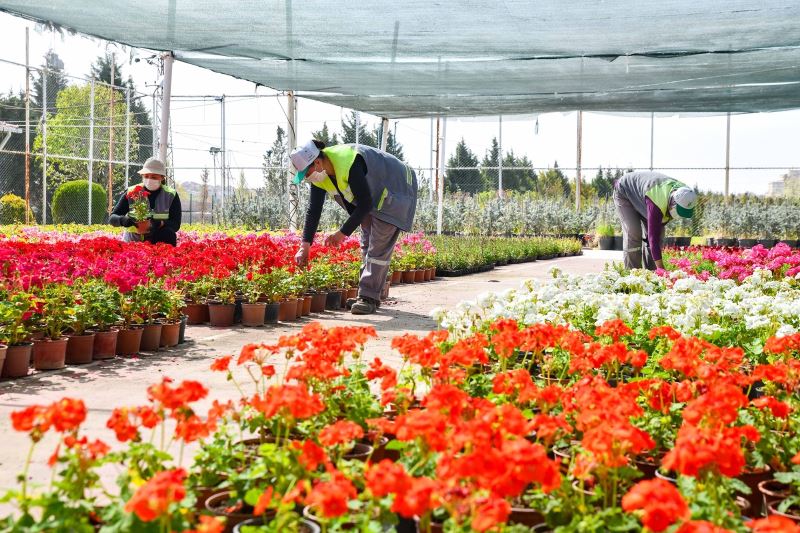 Tepebaşı’nın dört bir yanını süslüyorlar
