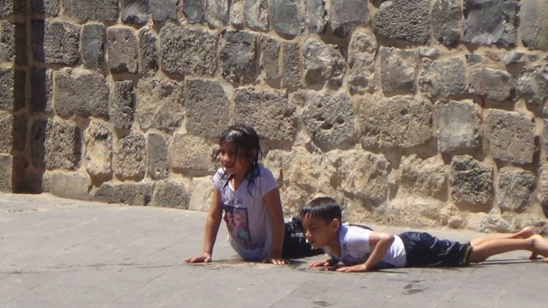 Çocuklar kısıtlama dinlemedi, süs havuzlarını doldurdu
