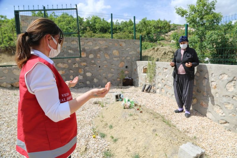 Fidan nineyi kırmayan, vefa ekipleri onu eşinin mezarına götürdü
