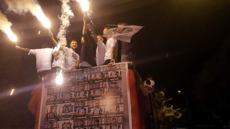 Nazilli Belediyespor, şampiyonluğu şehir turu atarak kutladı
