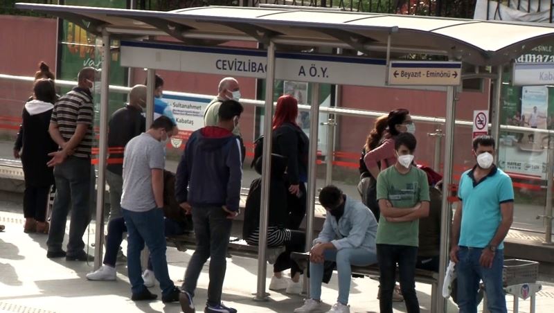 İstanbul’da toplu taşıma duraklarında yoğunluk
