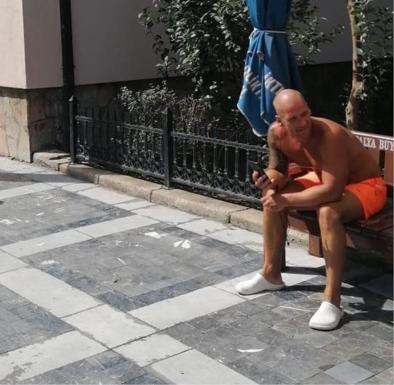 Maskesiz İngiliz turist polise hakaretten gözaltına alındı
