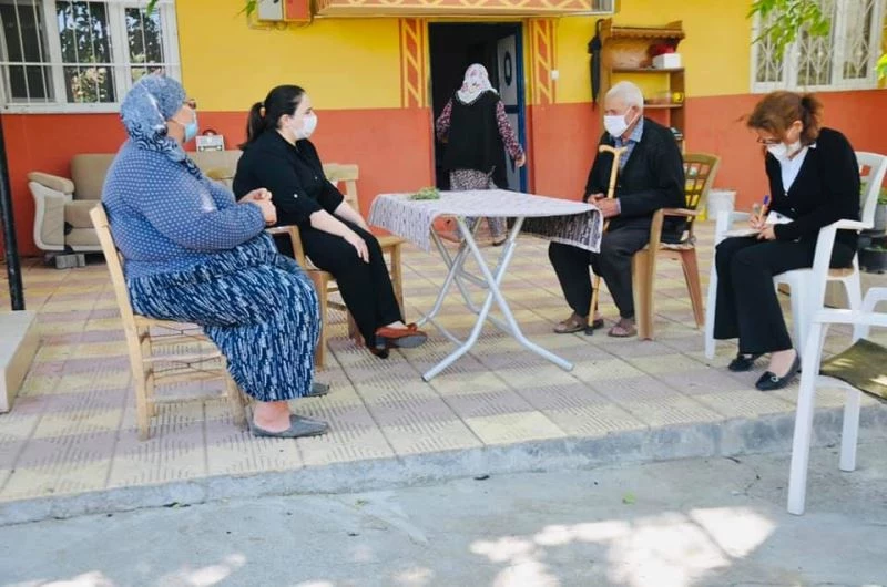 Kaymakam Demir yaşlılarla evlerinde bir araya geliyor
