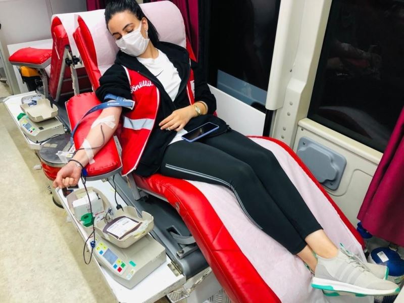 Kızılay’ın genç gönüllüleri kan bağışında bulundu
