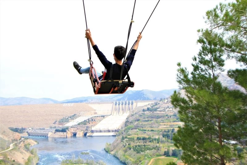 Hem korku, hem keyif veren dev salıncak
