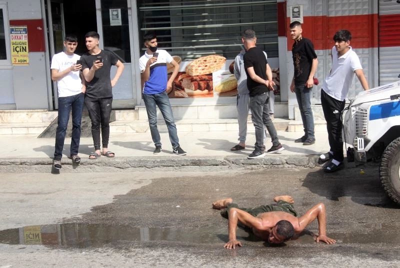 Evden uzaklaştırma aldı kapanmada sokakta kaldı, ortalığı birbirine kattı
