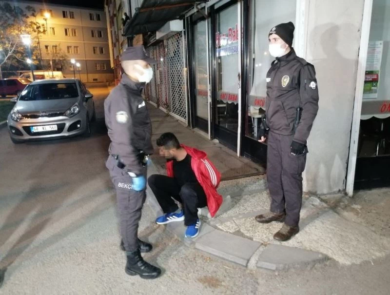 Bekçilerden kaçan şüphelilerin üzerinden esrar çıktı
