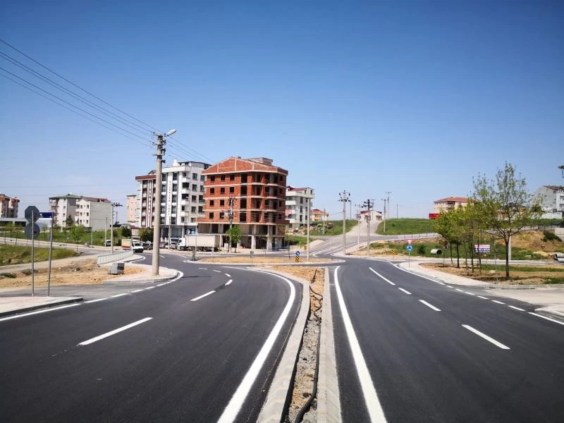 Çayırova’da asfaltı serilen yolların çizgileri çiziliyor
