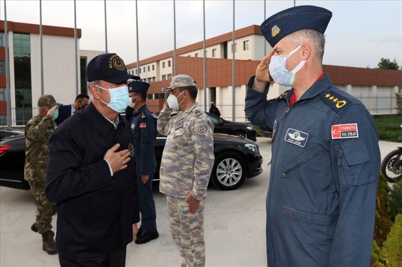 Bakan Akar: “Pençe-Şimşek ve Pençe-Yıldırım operasyonlarında etkisiz hale getirilen terörist sayısı 53’e ulaştı”
