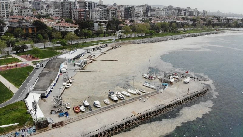 Caddebostan Sahili’nde deniz salyası tedirginliği artarak devam ediyor
