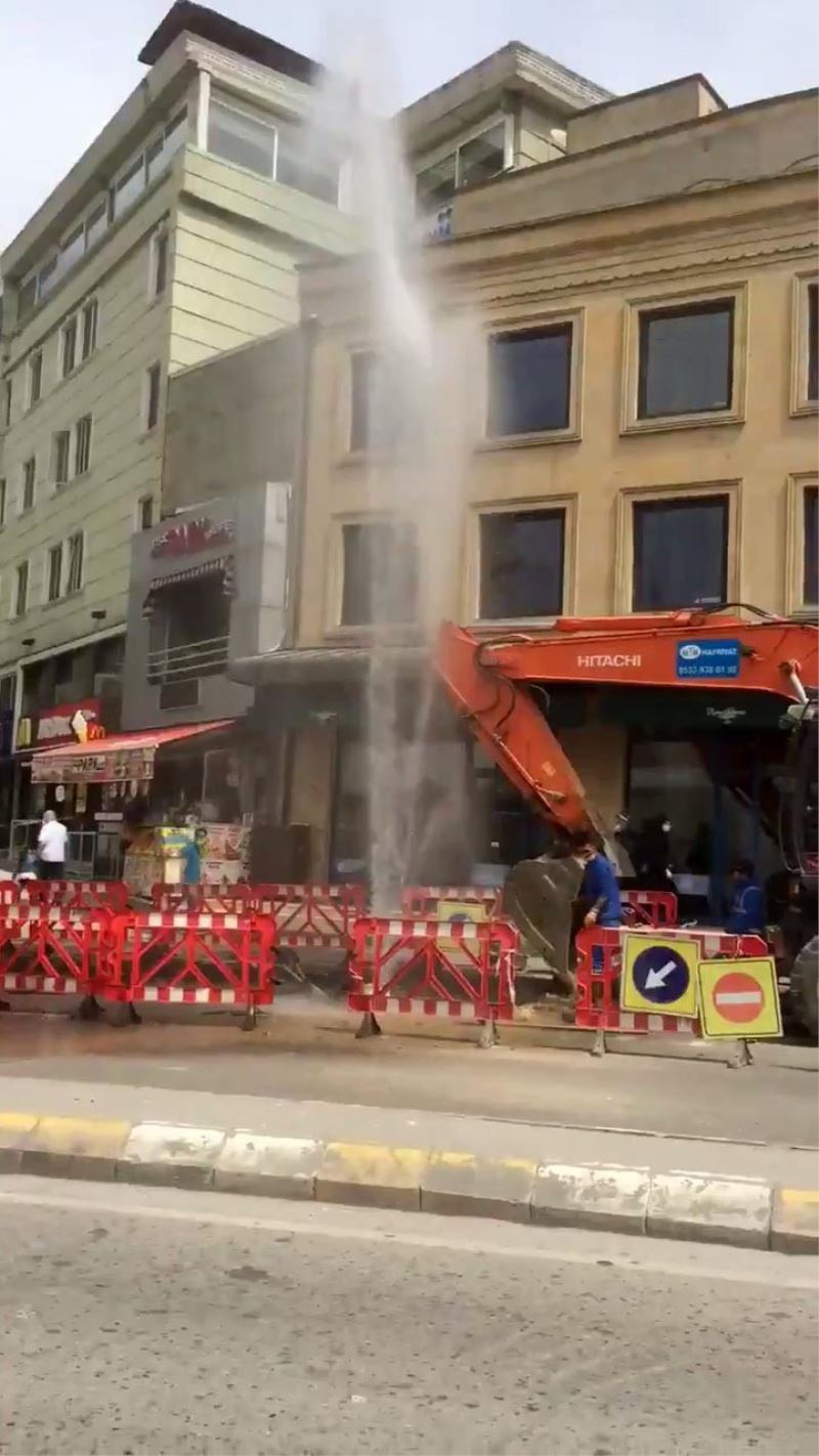 Üsküdar’da çalışma esnasında su borusu patladı, fışkıran su apartman boyuna ulaştı
