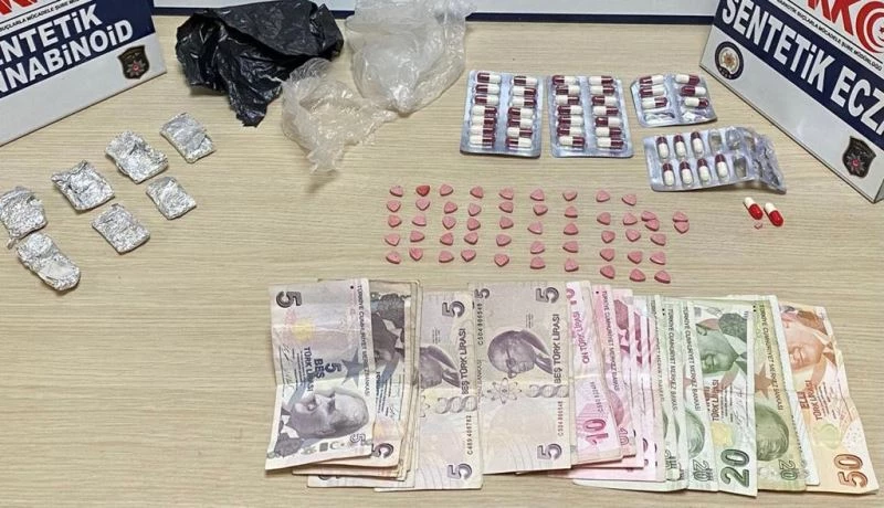 Taksideki 4 şüphelinin üzerinden uyuşturucu çıktı
