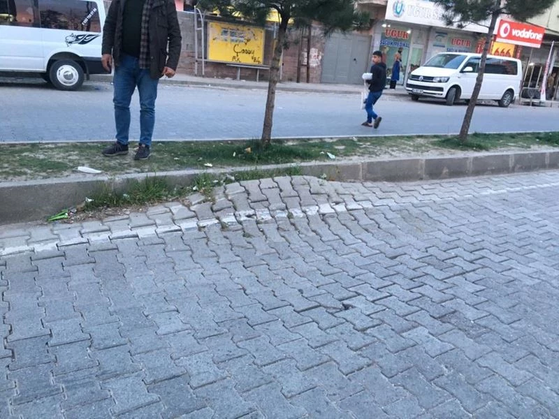 Silvan’da parke taşıyla döşenen yol bozuldu, araç sürücüleri tehlikeli anlar yaşadı
