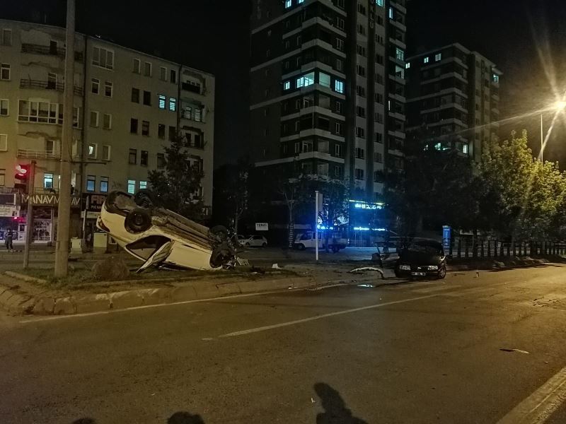 Kayseri’de 6 kişinin yaralandığı feci kaza kamerada: Ortalık savaş alanına döndü
