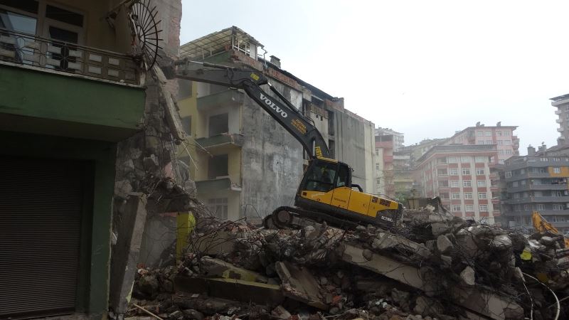 Yıkılan binanın hafriyatı yan binadaki evin yatak odasına doldu
