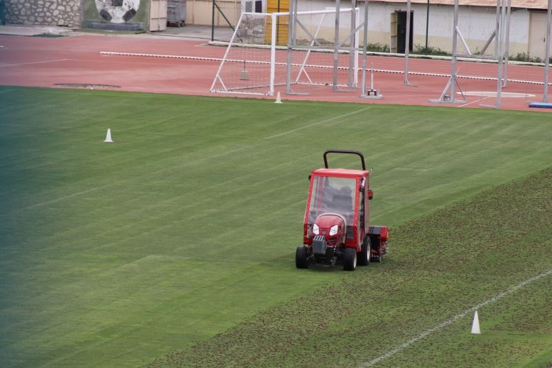 Karaman’da Kemal Kaynaş Stadyumu’nun çimleri bakıma alındı
