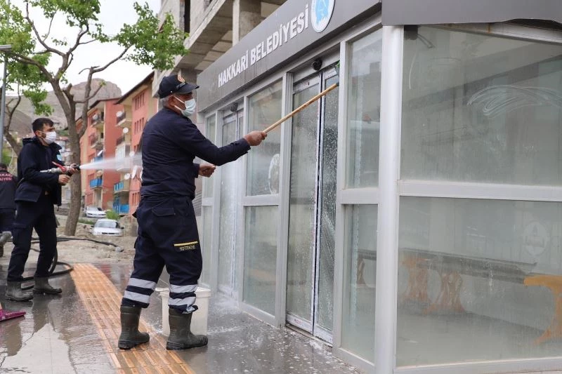 Hakkari’de şehir içi duraklar dezenfekten edildi
