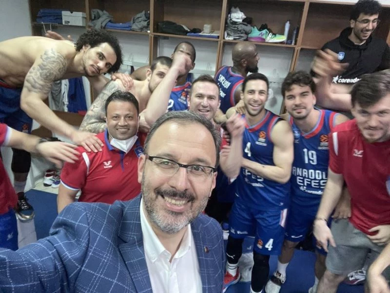 Bakan Kasapoğlu’undan Anadolu Efes’e fotoğraflı tebrik
