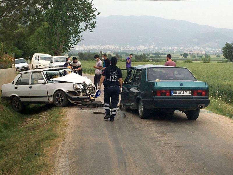 Osmaniye’de boş yolda iki otomobil kafa kafaya çarpıştı: 2 ağır yaralı