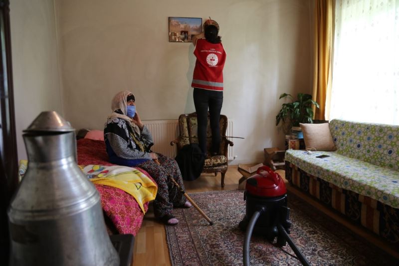 Vefa ekibi Gazel ninenin evini baştan sona temizledi
