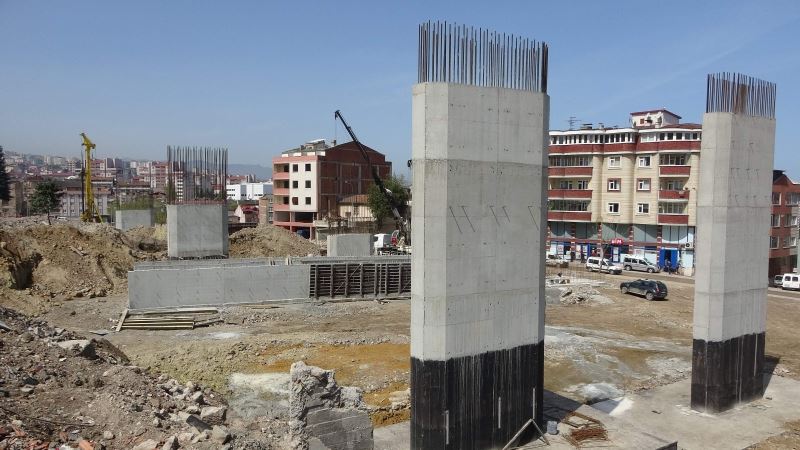 Türkiye’nin en maliyetli şehir içi yolları arasında gösterilen Kanuni Bulvarı’nda çalışmalar sürüyor
