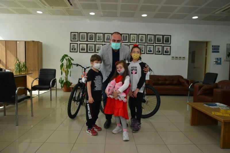 Harçlığını bağışlayan çocuklara Başkan Sertaslan’dan sürpriz hediye
