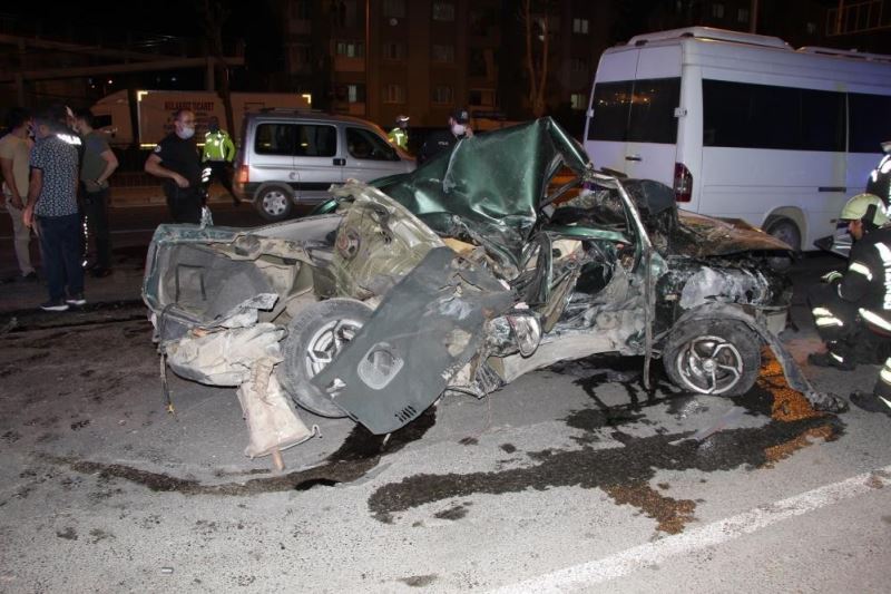 Hurda yığınına dönen otomobil ağır yaralı çıkan genç sürücü hayatını kaybetti
